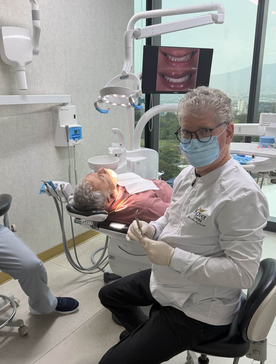 Dr. Luis Kaver with a patient at Kaver Dental in San José, Costa Rica